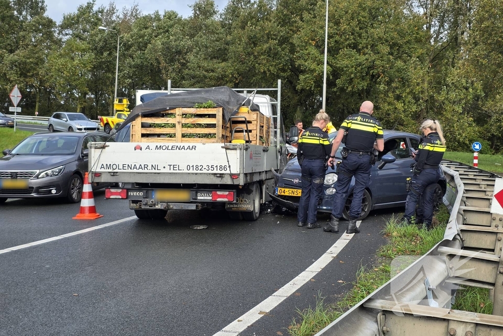 Botsing tussen personenwagen en bakwagen