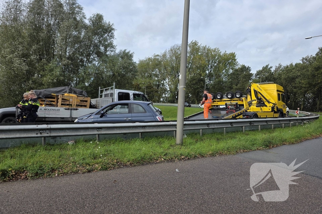 Botsing tussen personenwagen en bakwagen