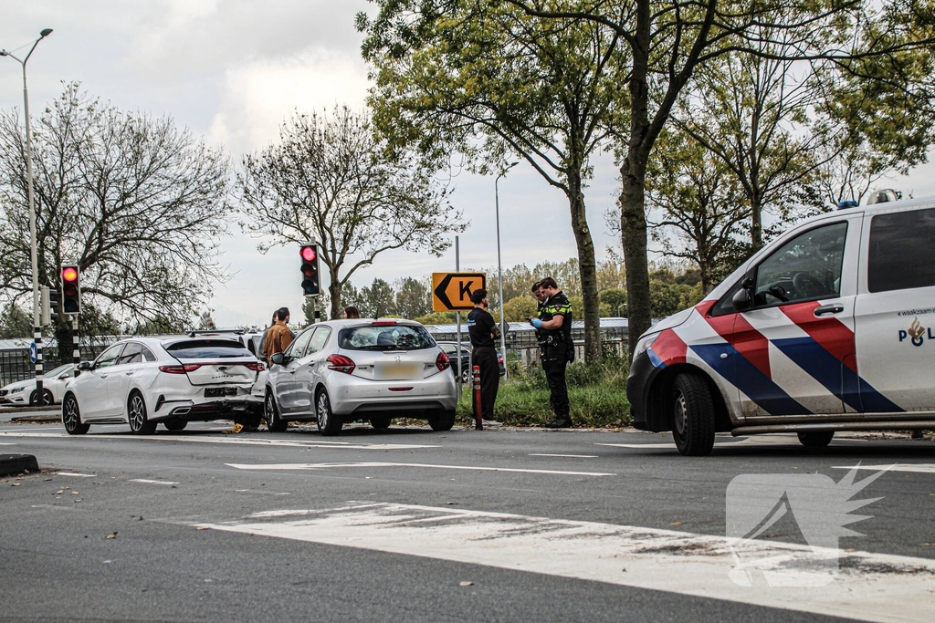 Kop-staartbotsing leidt tot schade, geen gewonden