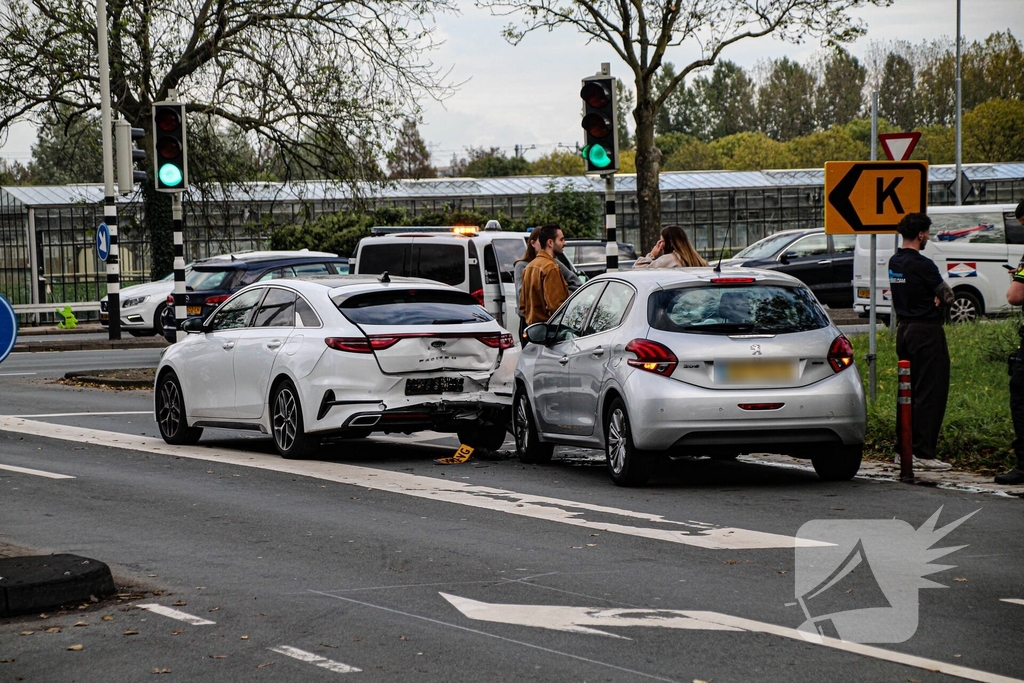 Kop-staartbotsing leidt tot schade, geen gewonden