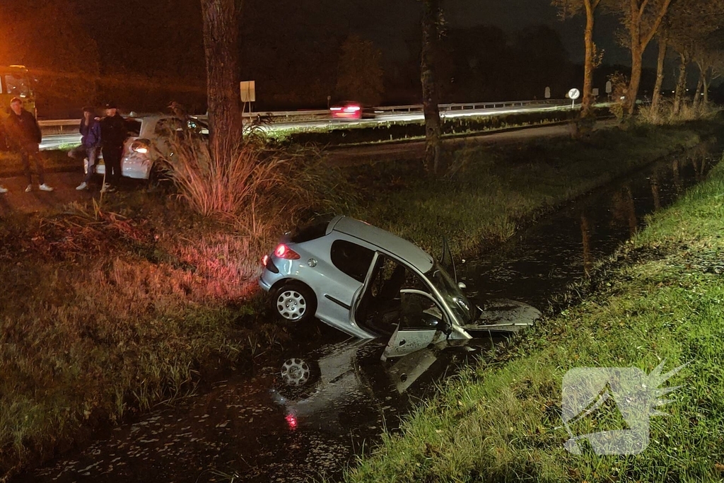 Automobilist raakt van de weg en komt in water terecht