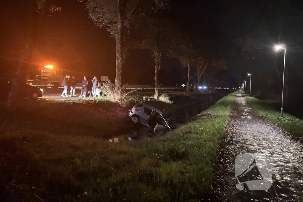 Automobilist raakt van de weg en komt in water terecht