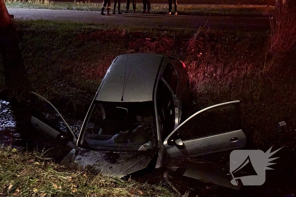 Automobilist raakt van de weg en komt in water terecht