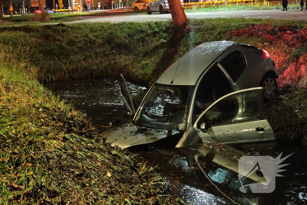Automobilist raakt van de weg en komt in water terecht