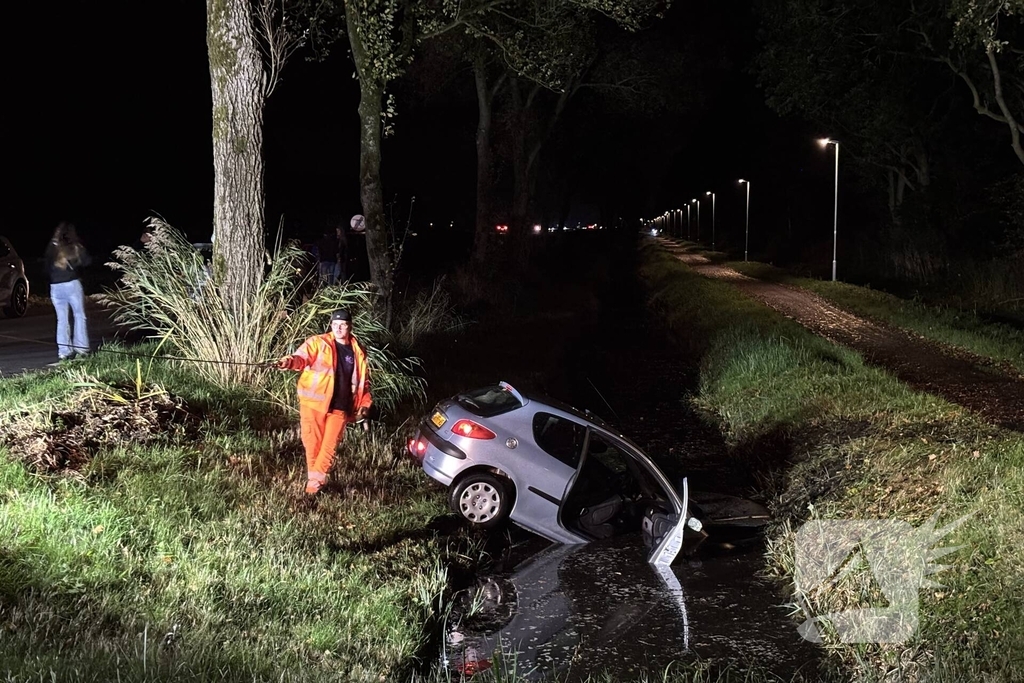 Automobilist raakt van de weg en komt in water terecht