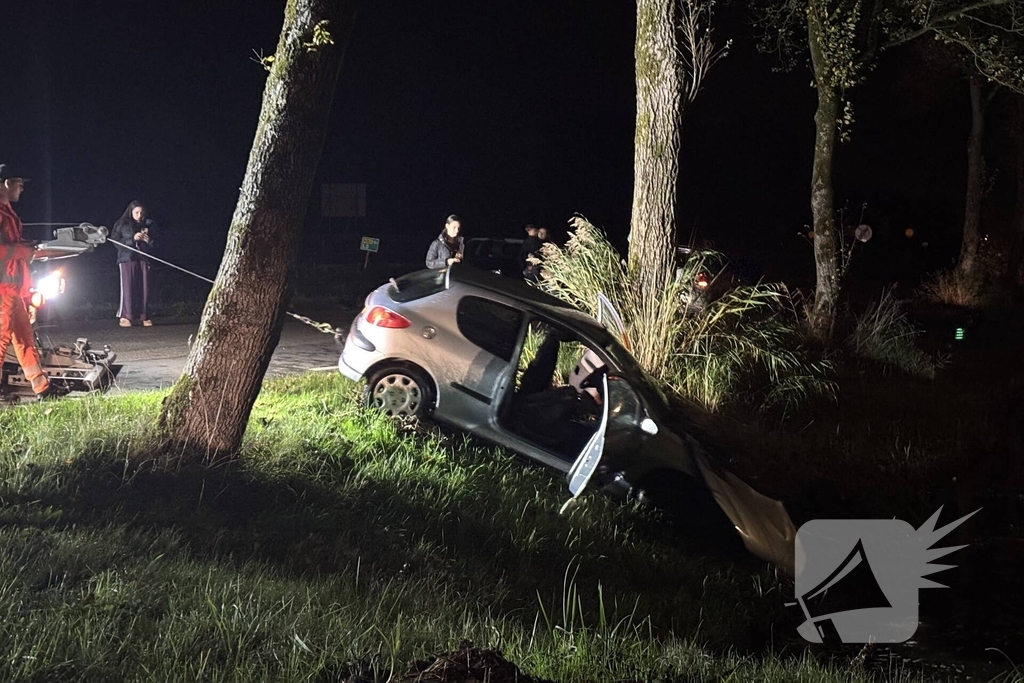 Automobilist raakt van de weg en komt in water terecht