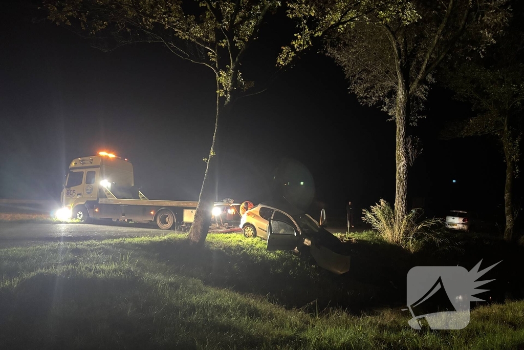 Automobilist raakt van de weg en komt in water terecht