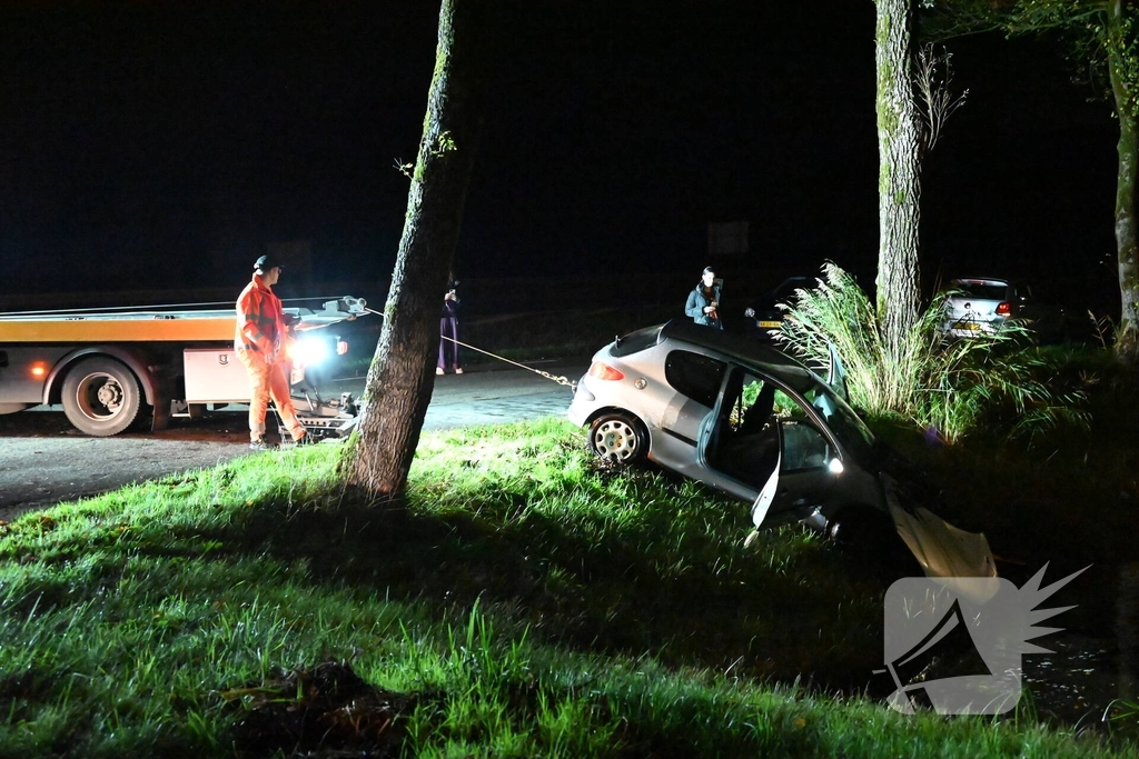 Automobilist raakt van de weg en komt in water terecht