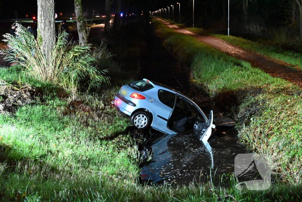 Automobilist raakt van de weg en komt in water terecht