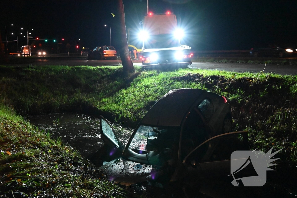 Automobilist raakt van de weg en komt in water terecht