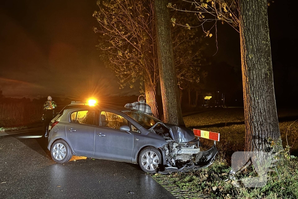 Automobilist botst tegen boom en raakt gewond