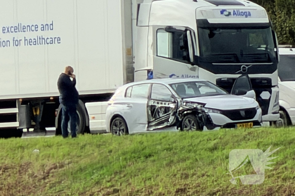 Auto en vrachtwagen botsen, niemand gewond