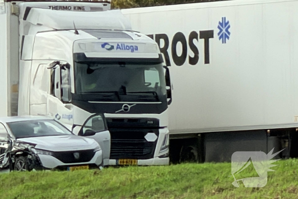 Auto en vrachtwagen botsen, niemand gewond