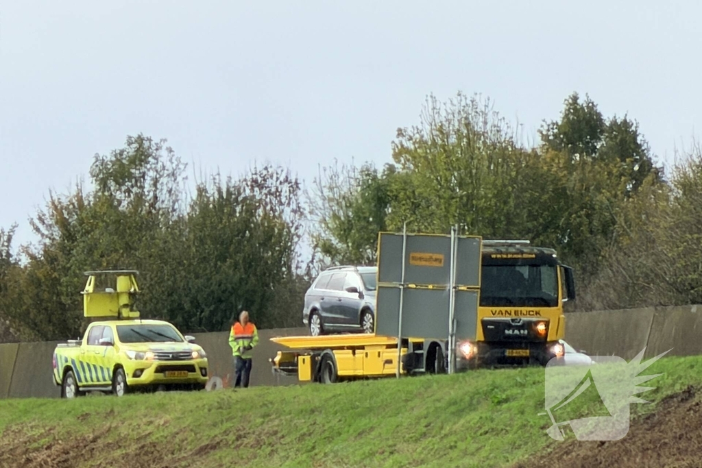 Auto en vrachtwagen botsen, niemand gewond
