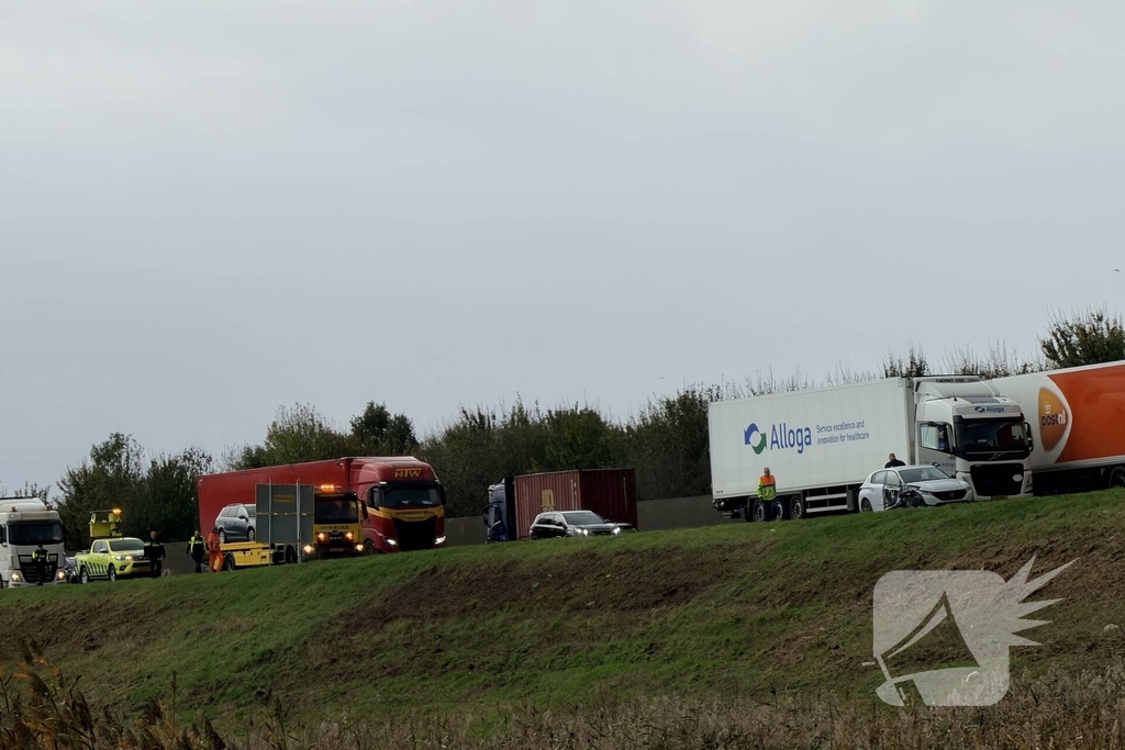 Auto en vrachtwagen botsen, niemand gewond