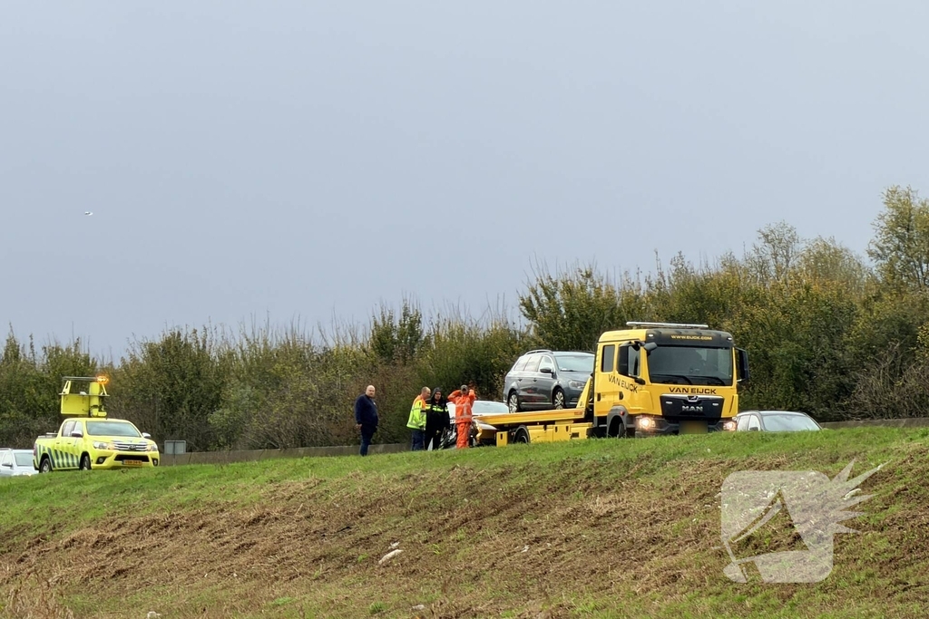 Auto en vrachtwagen botsen, niemand gewond