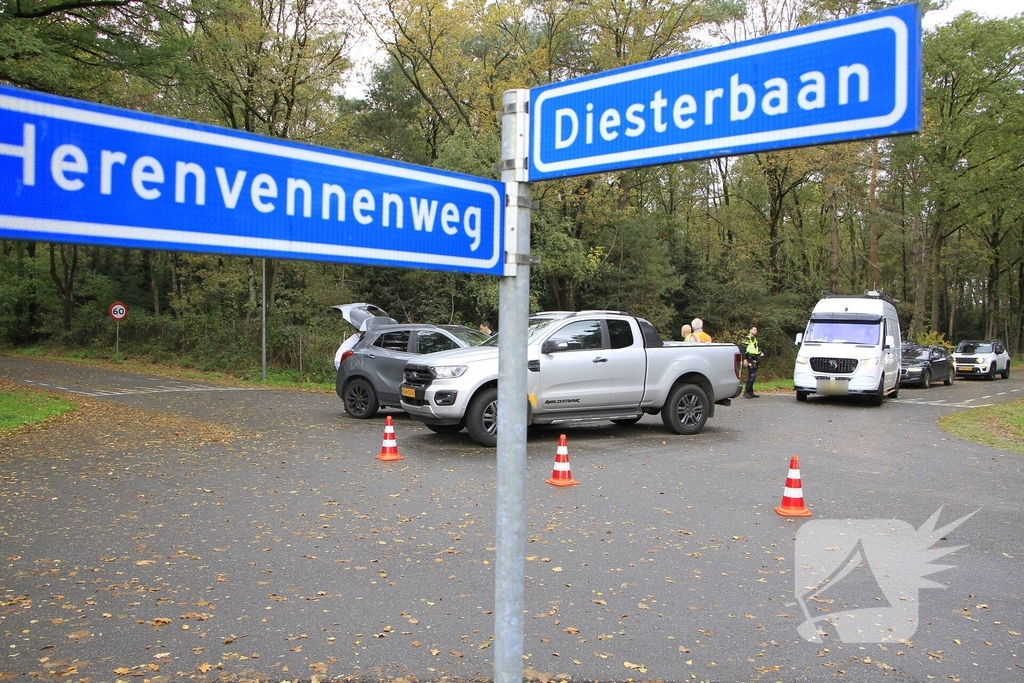 Auto en jeep botsen op kruising