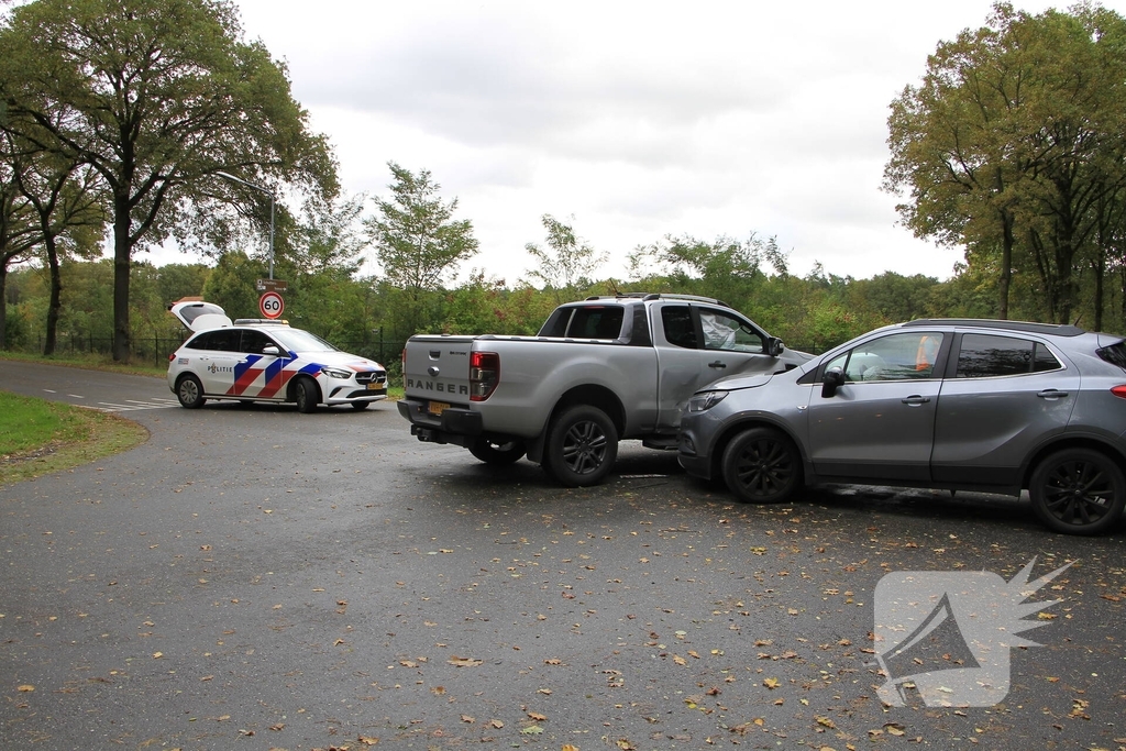 Auto en jeep botsen op kruising