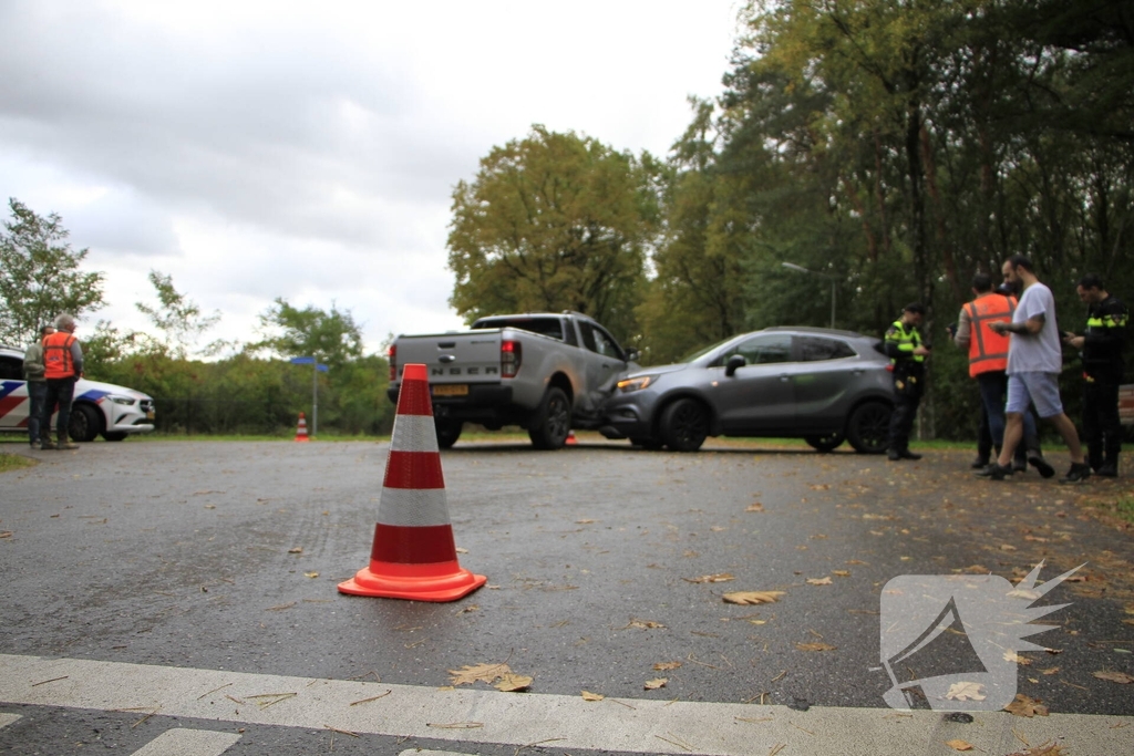 Auto en jeep botsen op kruising