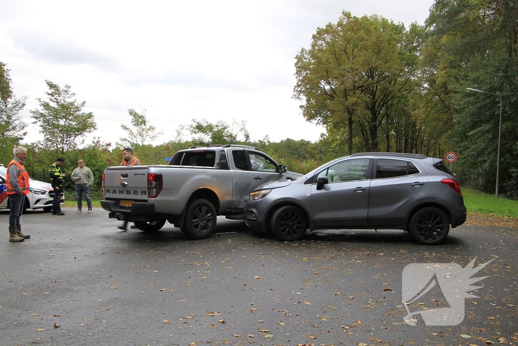 Auto en jeep botsen op kruising