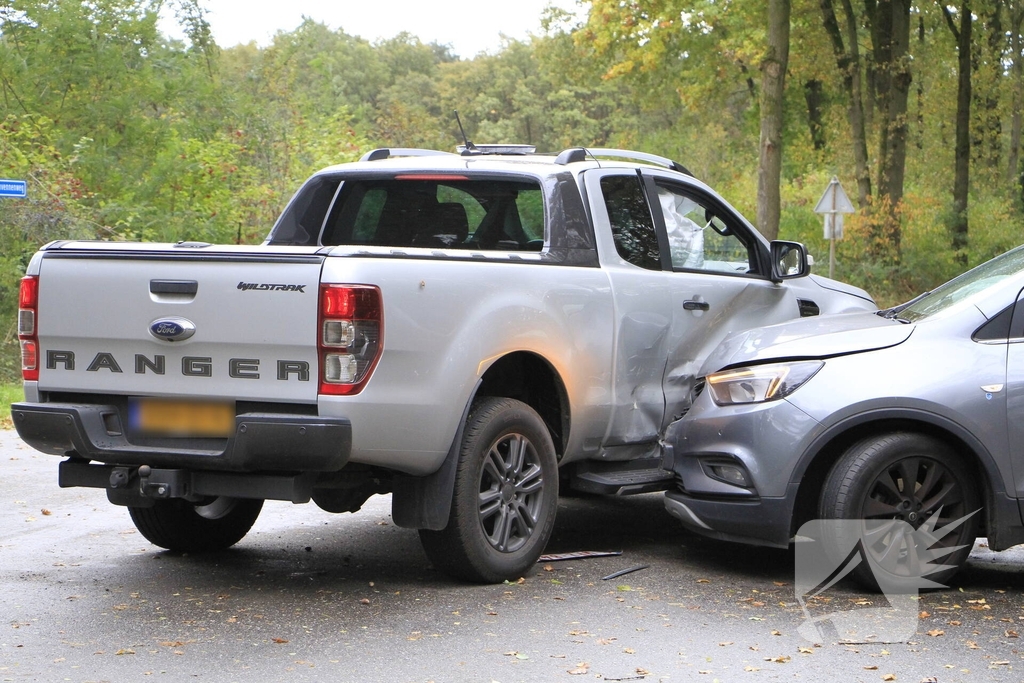 Auto en jeep botsen op kruising