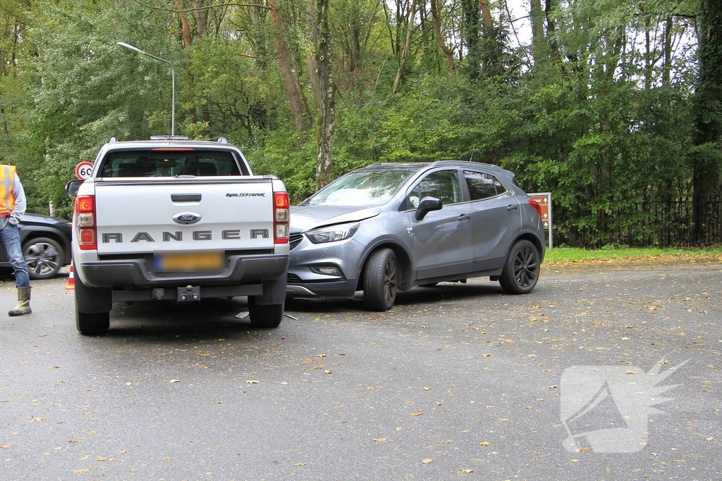 Auto en jeep botsen op kruising