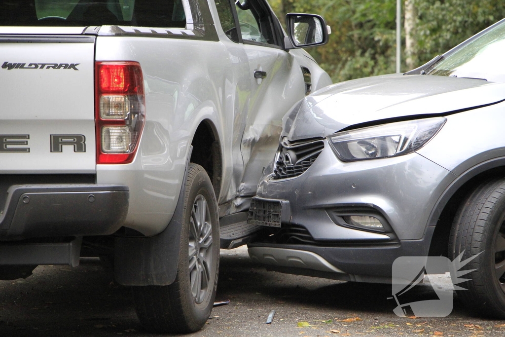 Auto en jeep botsen op kruising
