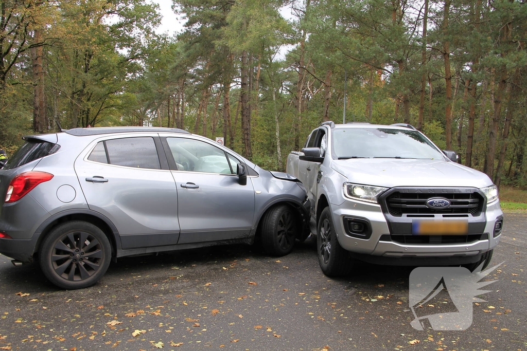 Auto en jeep botsen op kruising