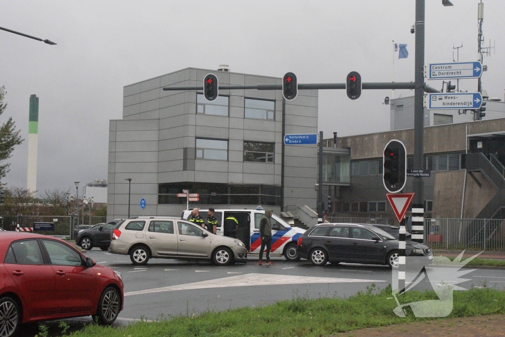 Aanrijding op kruispunt leidt tot verkeershinder