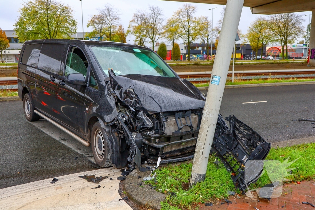 Bestelbus botst tegen lantaarnpaal