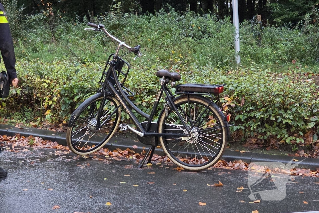 Fietser en pakketbezorger in botsing op rotonde