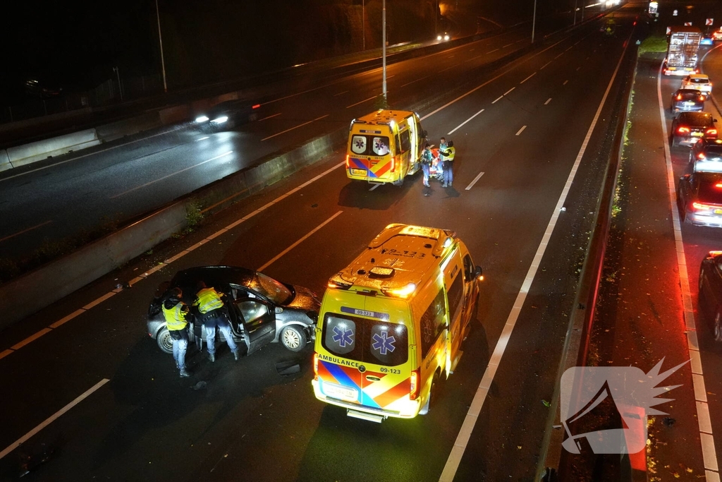 Auto botst op middengeleider
