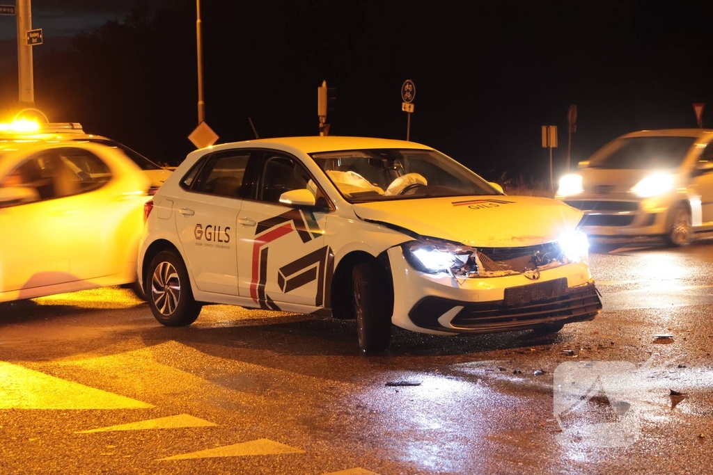 Auto botst achterop bestelbus