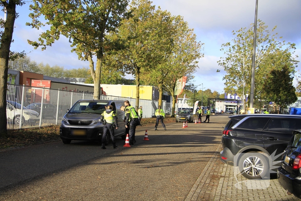 Uitgebreide controle op parkeerplaats winkel