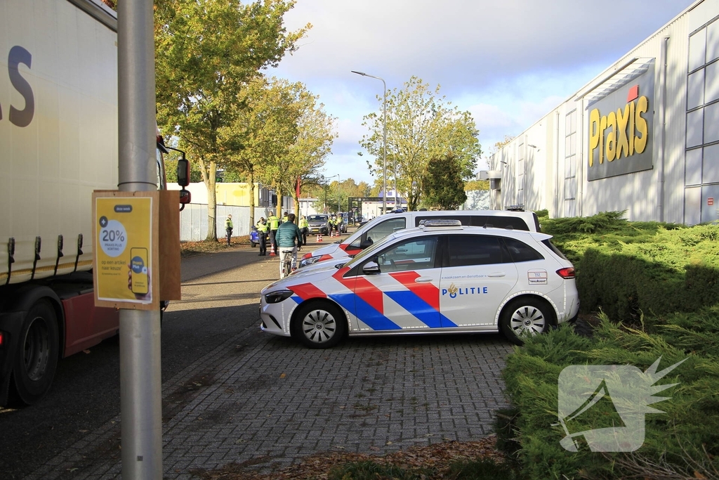 Uitgebreide controle op parkeerplaats winkel
