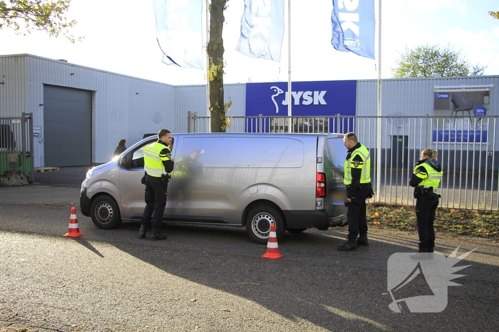 Uitgebreide controle op parkeerplaats winkel