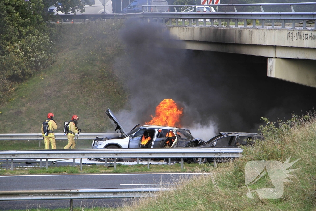 Brand op snelweg door botsing