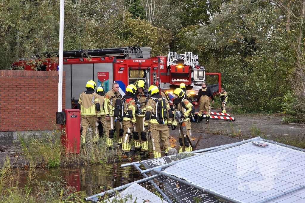 Kantoorpand brandt, rook uit bovenverdieping