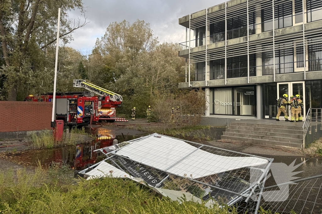 Kantoorpand brandt, rook uit bovenverdieping