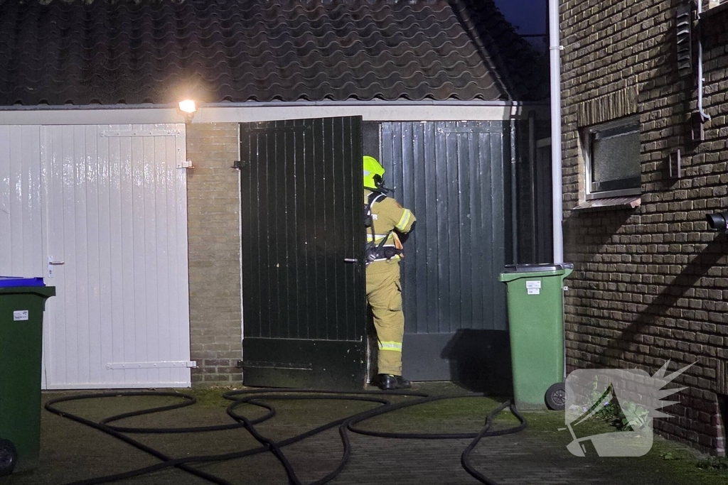 Brand in bijgebouw snel onder controle