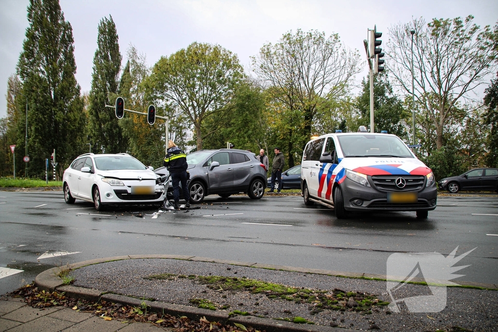 frontale botsing tussen twee voertuigen