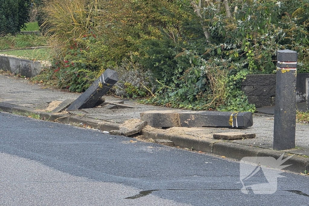 Automobilist ramt palen uit de grond