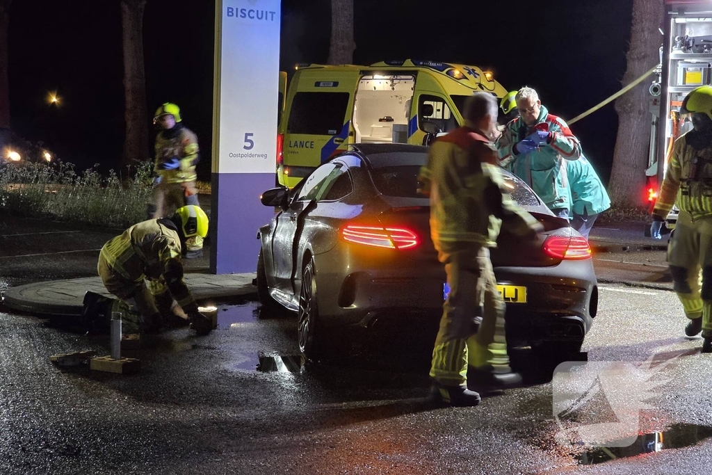 Persoon uit auto bevrijdt na crash tegen boom