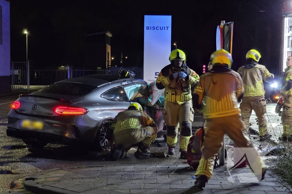 Persoon uit auto bevrijdt na crash tegen boom