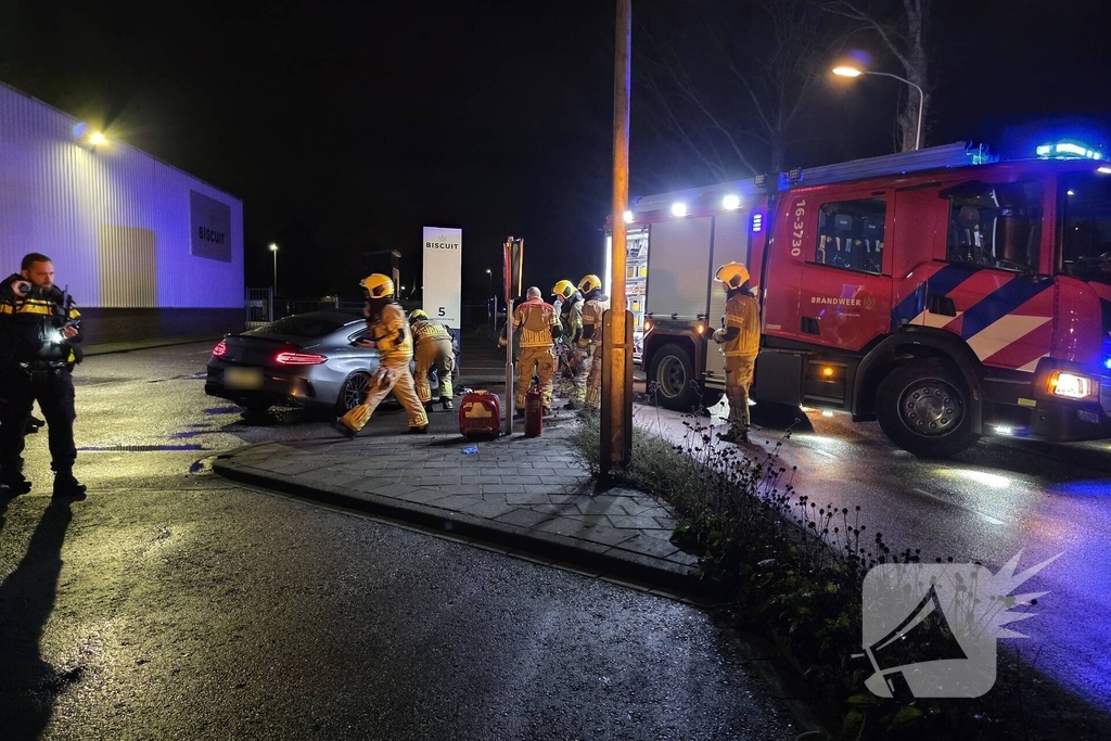 Persoon uit auto bevrijdt na crash tegen boom