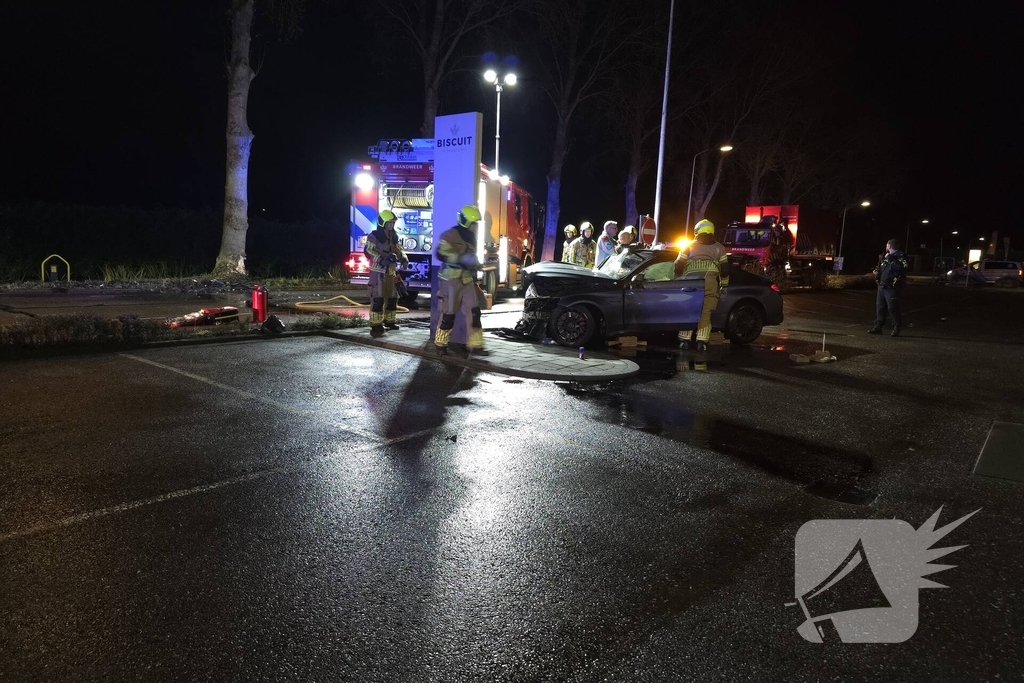 Persoon uit auto bevrijdt na crash tegen boom