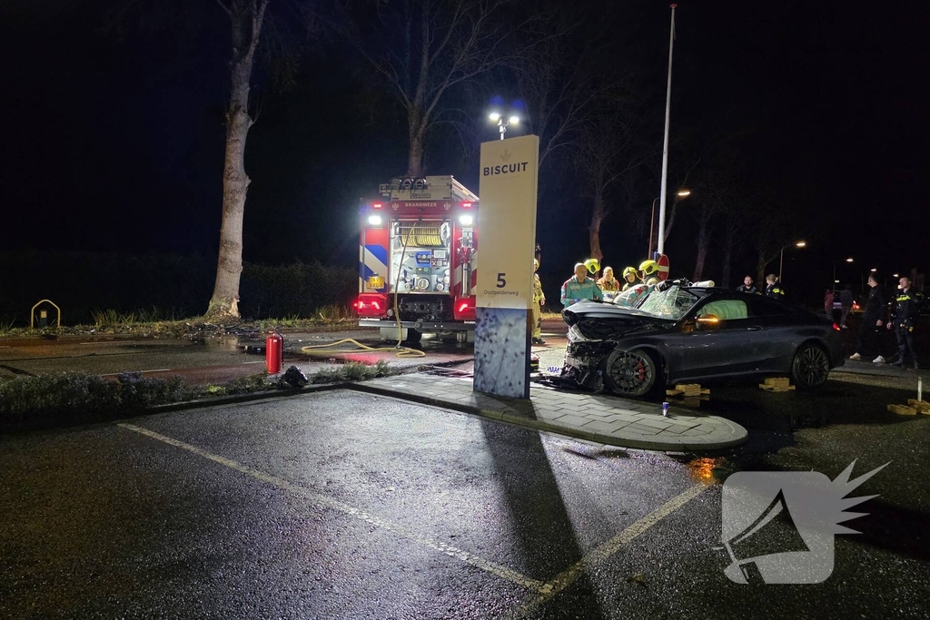 Persoon uit auto bevrijdt na crash tegen boom