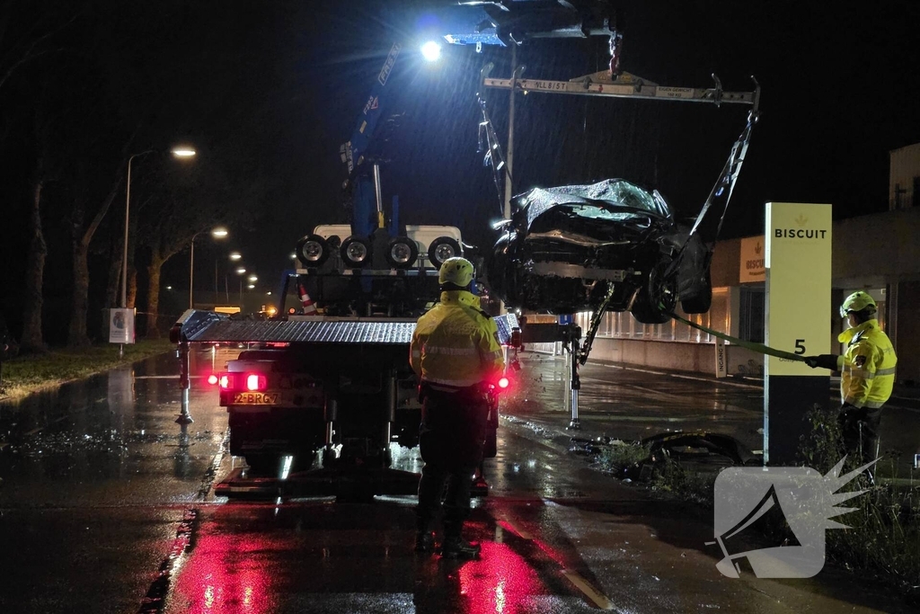 Persoon uit auto bevrijdt na crash tegen boom