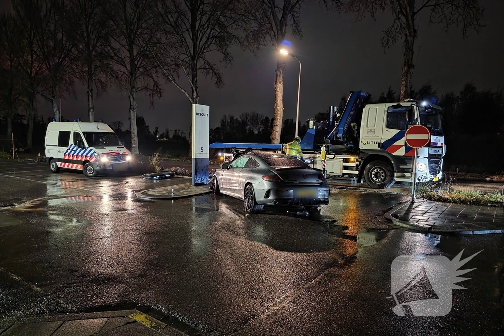 Persoon uit auto bevrijdt na crash tegen boom