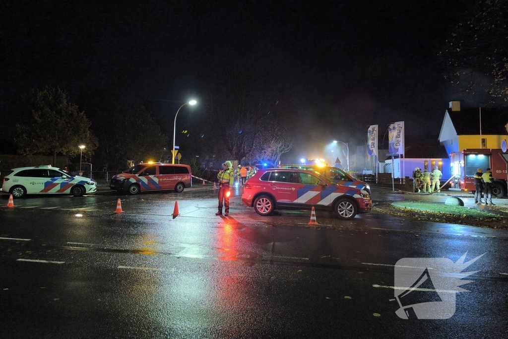 Brandweer groots ingezet bij brand in autobedrijf